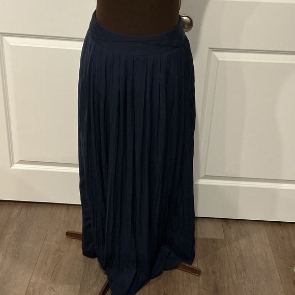 Chico's Women’s Navy Blue Crinkle Zip on Side Beachy Resort Skirt Size Small/.5 - Picture 1 of 13